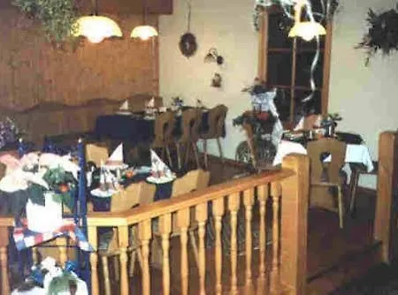 Restaurant Zur Krone 招待所